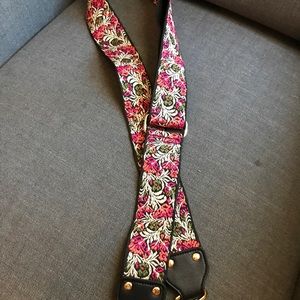 Beautiful crossbody/guitar strap with gold tone hardware.